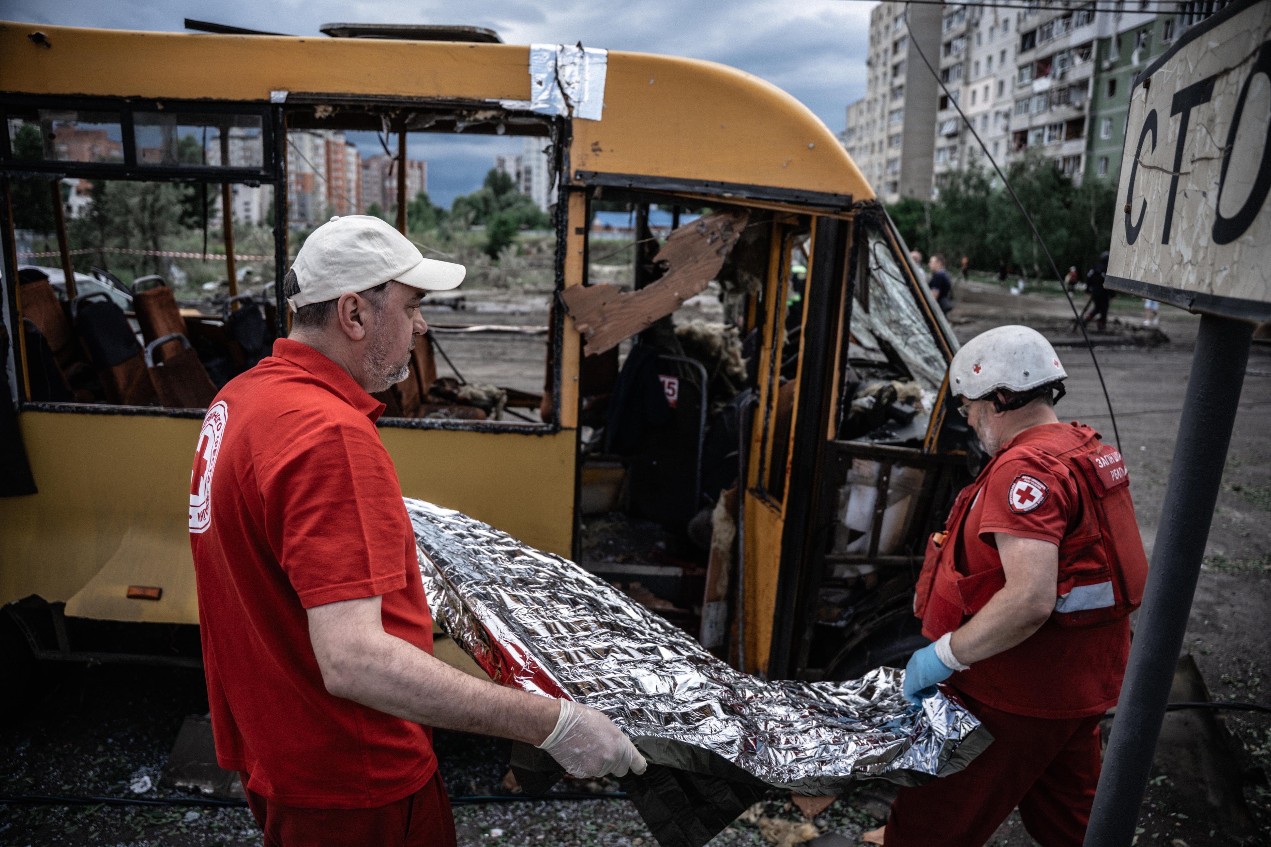 SUMY, UKRAINE - JULY 11: Ukrainian Red Cross members work at a passenger minibus destroyed on a road by Russian bombing on July 11, 2026. Imagen tomada de Getty Imagenes (Crédito: 	Global Images Ukraine / Colaborador)
