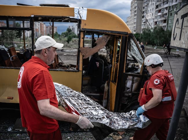 SUMY, UKRAINE - JULY 11: Ukrainian Red Cross members work at a passenger minibus destroyed on a road by Russian bombing on July 11, 2026. Imagen tomada de Getty Imagenes (Crédito: Global Images Ukraine / Colaborador)