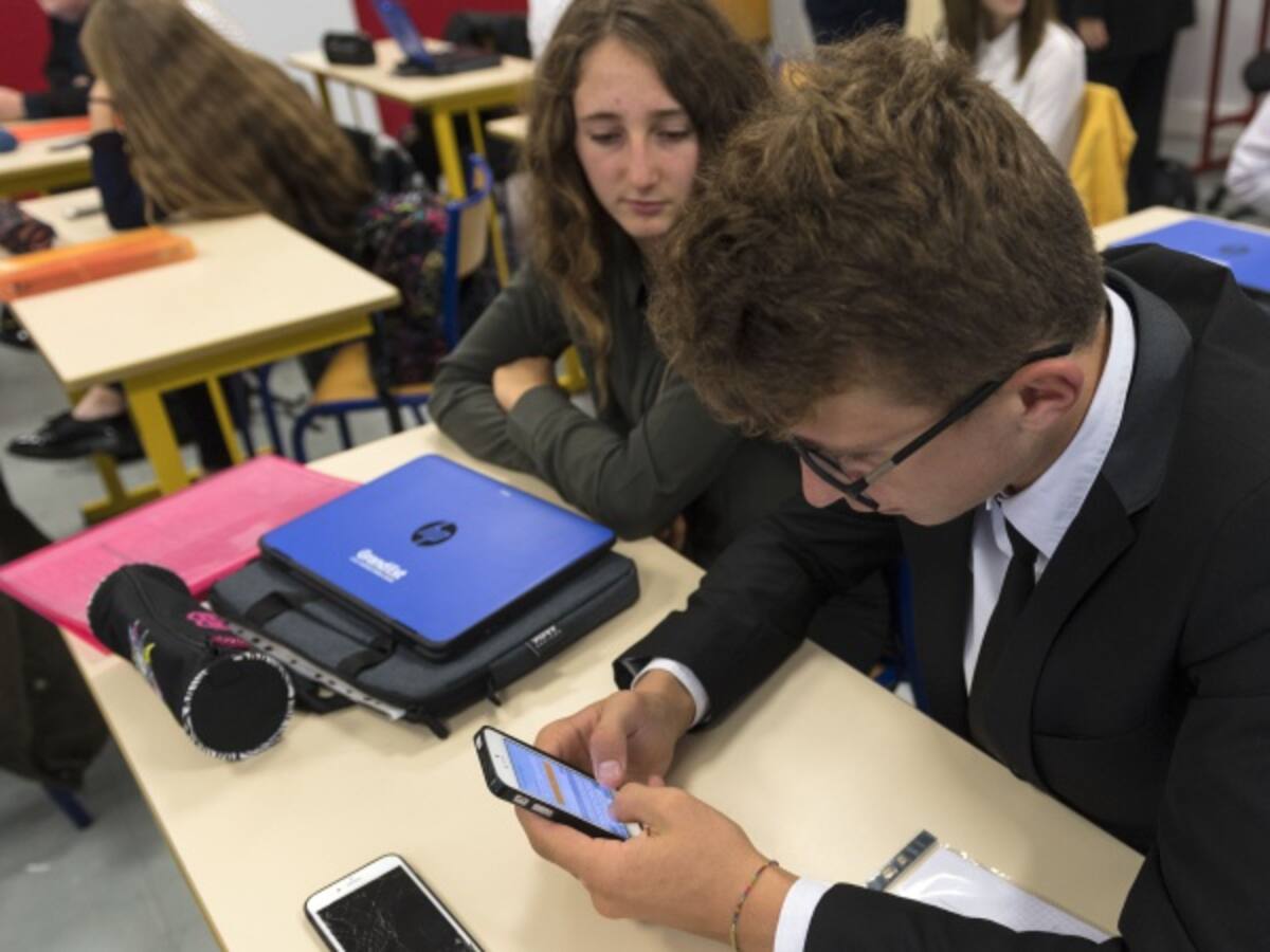 Francia prohíbe el uso de celulares en los colegios