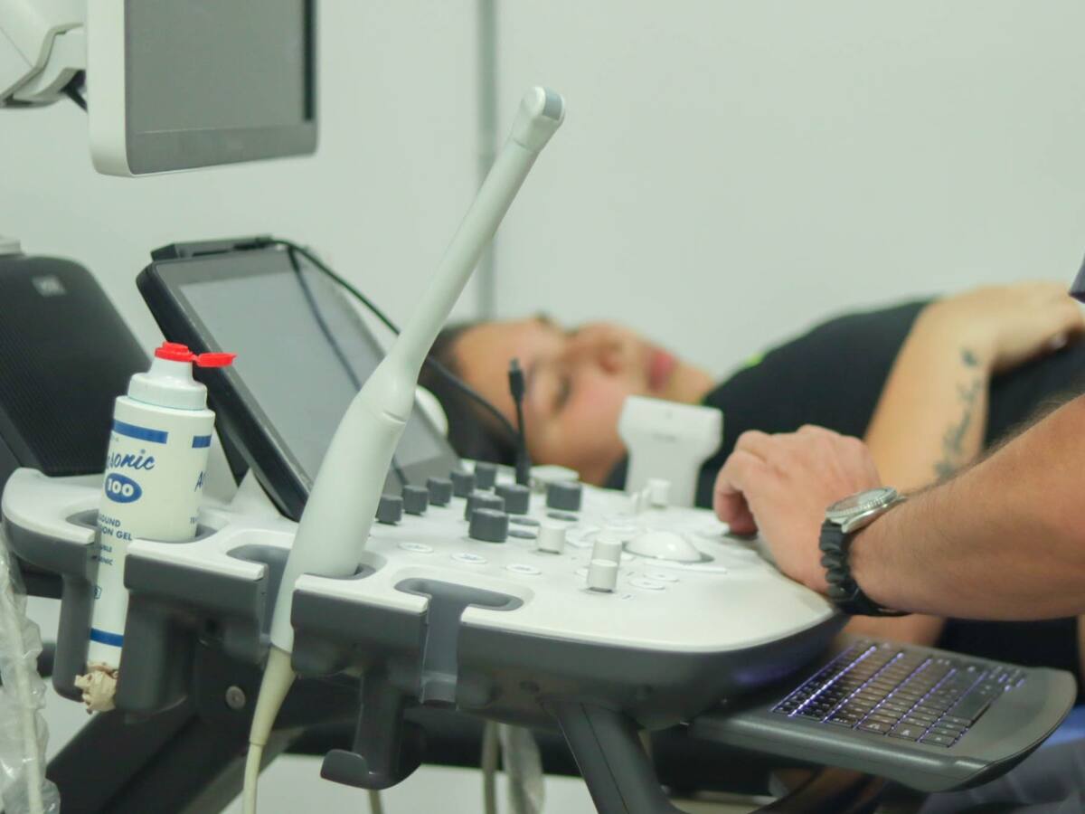 Embarazo adolescente en Medellín cae al 8,3 % en medio de una reducción sostenida de la natalidad