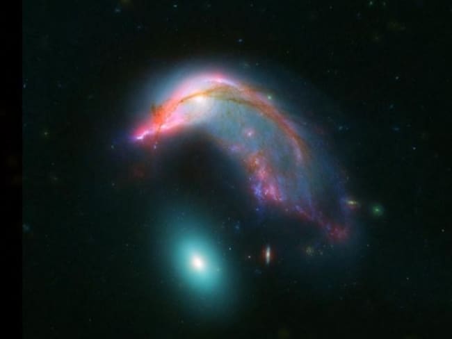 Galaxia pingüino y huevo captado por los telescopios espaciales Spitzer y Hubble de la NASA- Fotografías de la NASA