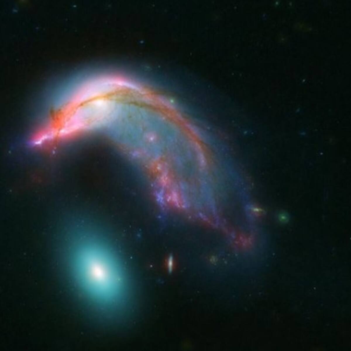 NASA capta imágenes de galaxias en forma de un pingüino y un huevo a 23 millones de años luz