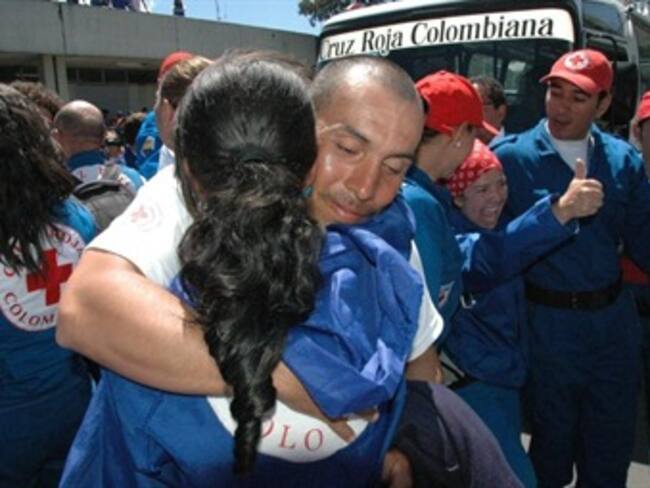Como héroes fueron recibidos los rescatistas de la Cruz Roja Colombiana a su llegada a Bogotá