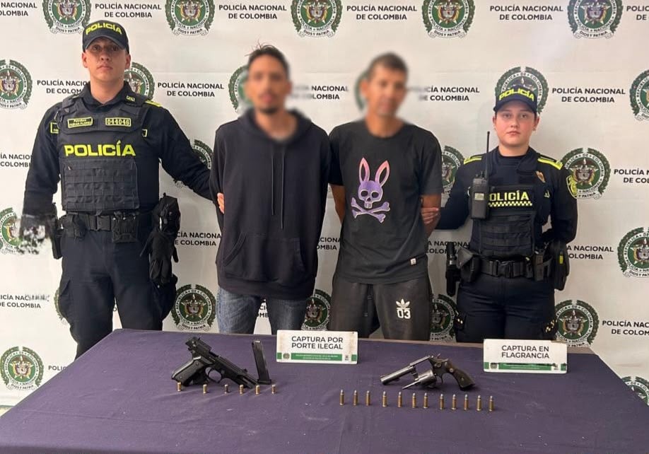 Sujetos capturados por amenazar con armas de fuego a varias personas en una riña de Bello. Foto: Policía Meval.