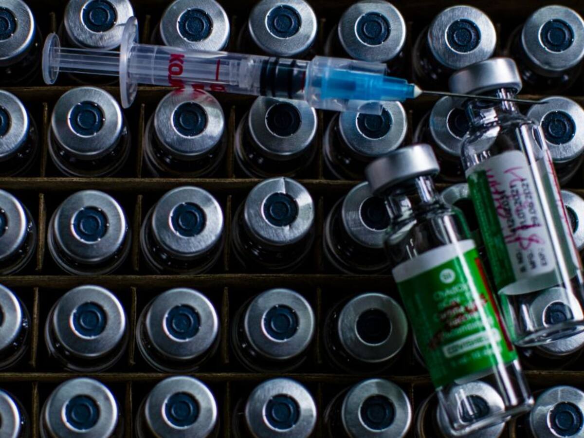 AstraZeneca pudo haber incluido datos desactualizados en ensayos de vacuna