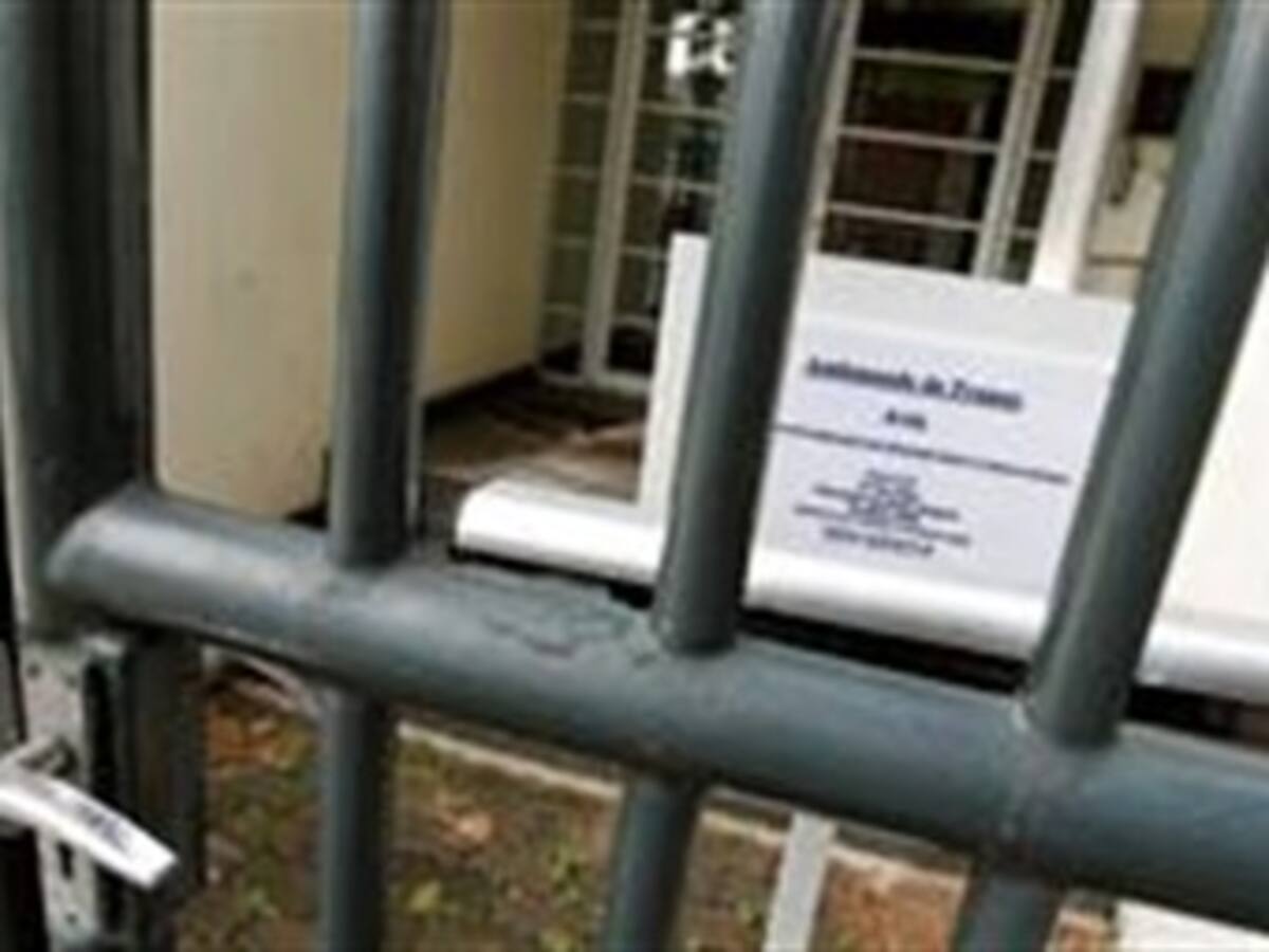Francia mantiene cerradas sus delegaciones diplomáticas en los países musulmanes
