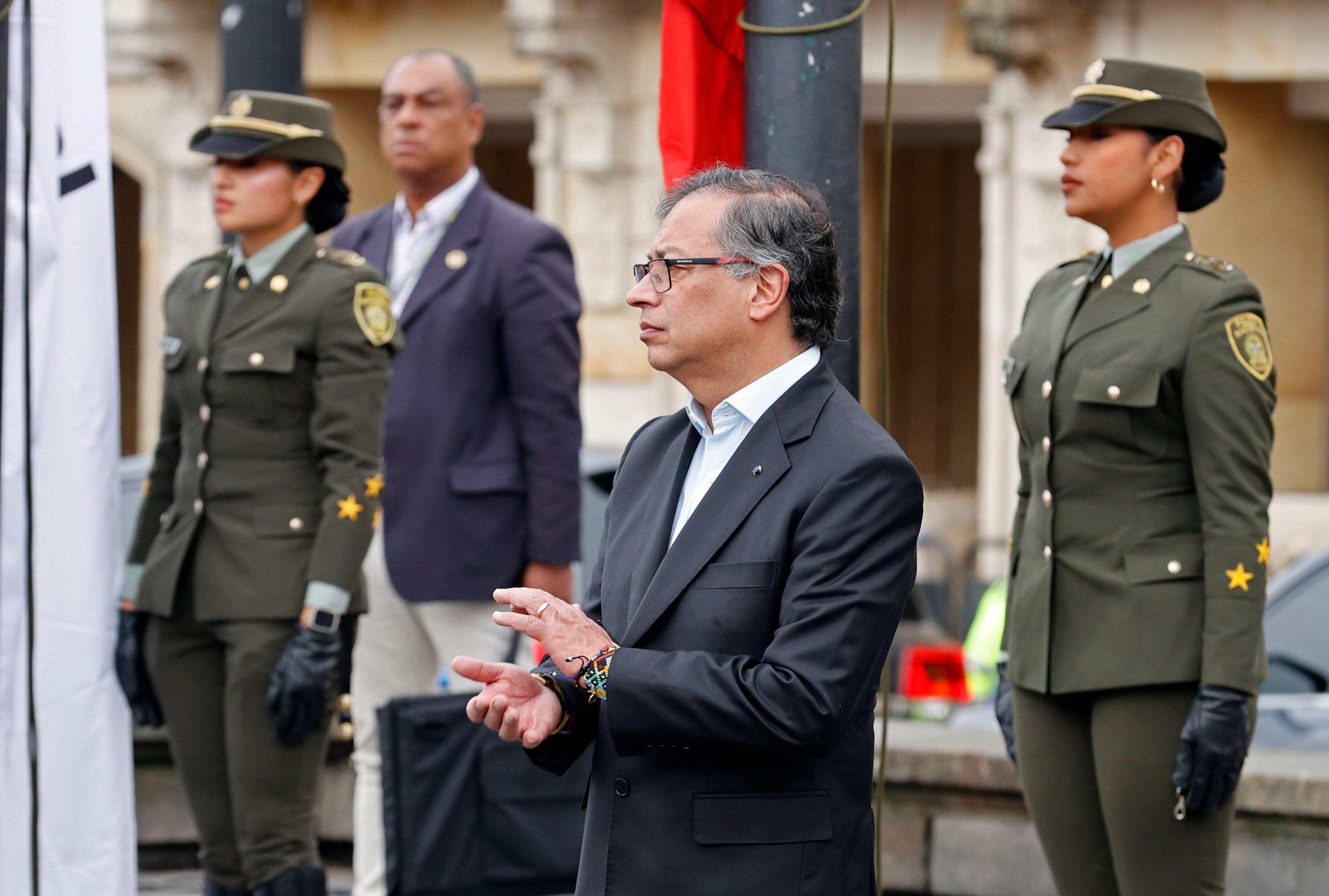 AME2107. BOGOTÁ (COLOMBIA), 29/10/2023.- El presidente de Colombia, Gustavo Petro, participa en una ceremonia para inaugurar la jornada de elecciones locales y regionales hoy, en Bogotá (Colombia). Cerca de 39 millones de colombianos podrán elegir hoy a 1.102 alcaldes y 32 gobernadores, así como a los miembros de los concejos municipales, de las asambleas departamentales y a ediles de las Juntas Administradoras Locales (JAL). EFE/ Mauricio Dueñas Castañeda