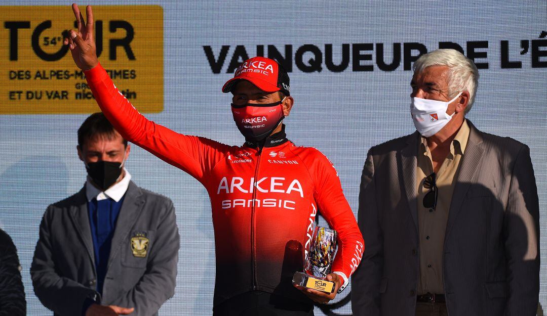 Nairo Quintana festeja el triunfo en la última etapa del Tour de Los Alpes Marítimos.