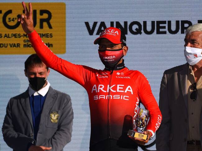 Nairo Quintana festeja el triunfo en la última etapa del Tour de Los Alpes Marítimos.