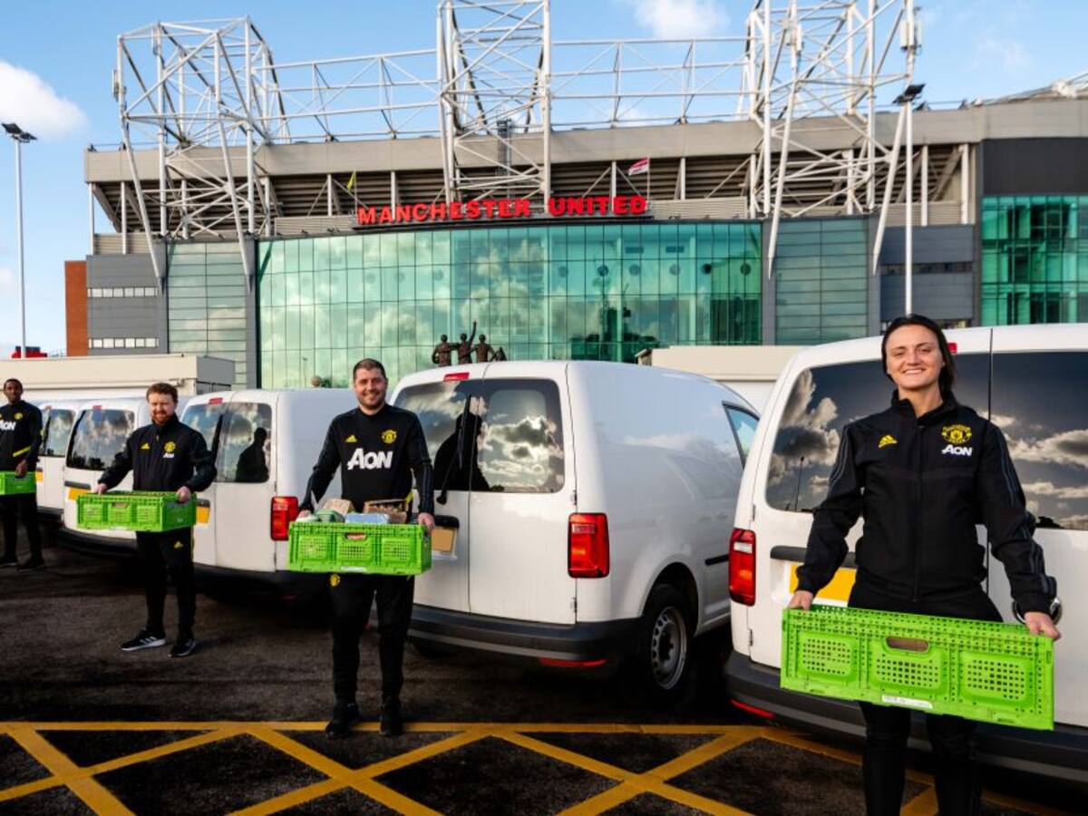Manchester United donó miles de alimentos en la lucha contra el COVID-19