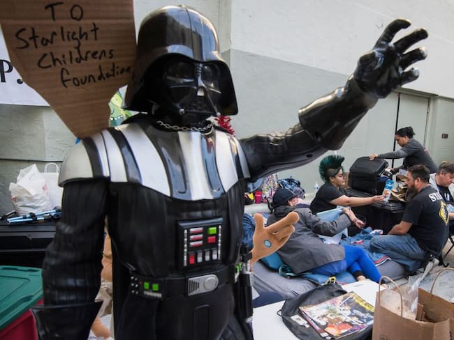 A una semana del estreno de Star Wars, fanáticos acampan en cine de LA