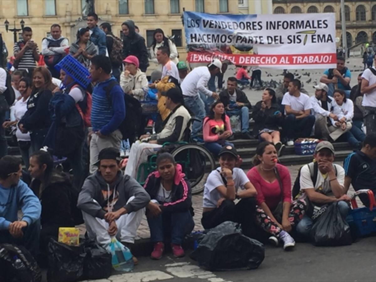 Vendedores de Transmilenio protestan frente a la Alcaldía de Bogotá
