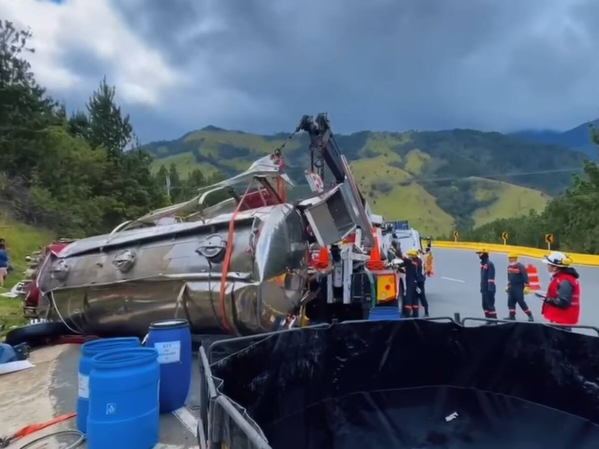 CRQ descartó afectación ambiental en fuentes hídricas tras accidente de camión en La Línea