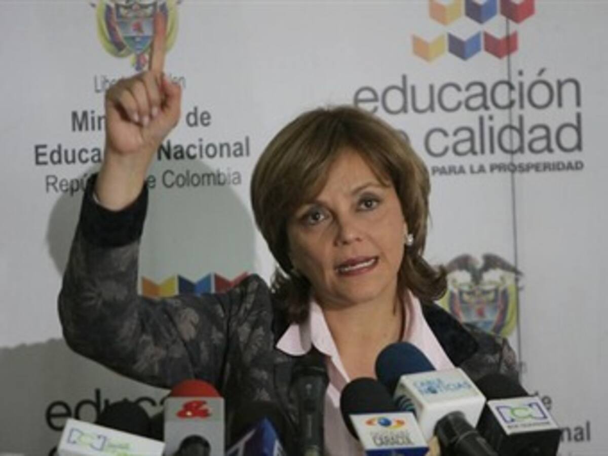 Polo vinculó a Mineducación y a familia de alto consejero con escándalo de baldíos