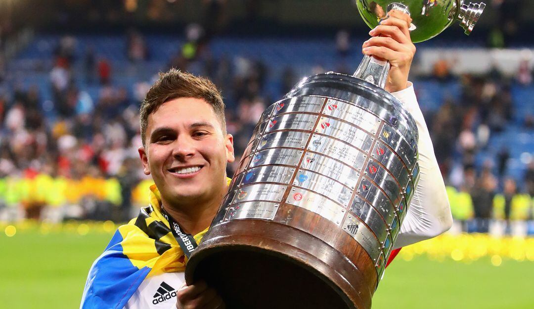 Juan Fernando Quintero celebra con el trofeo de la Copa Libertadores ganado en 2018.