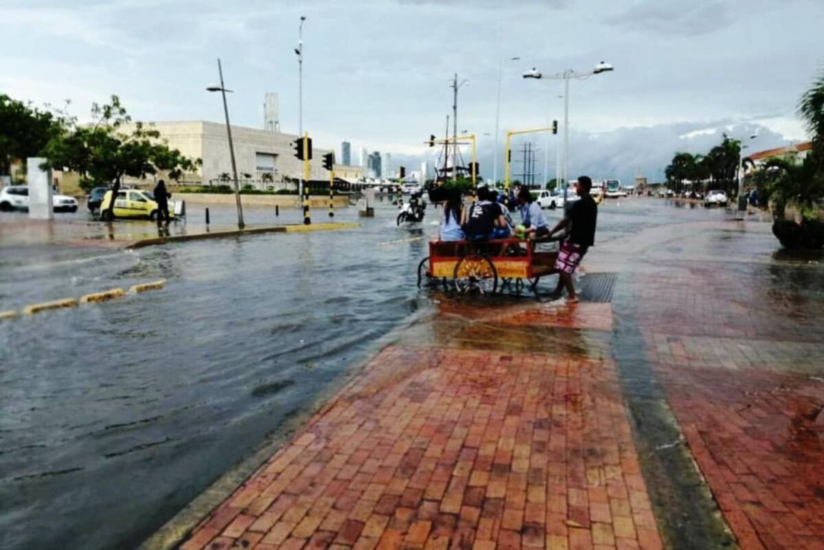 No solo son los puentes, tras la lluvia aparece hasta el servicio de carreta. Cartagena como siempre, tan particular.