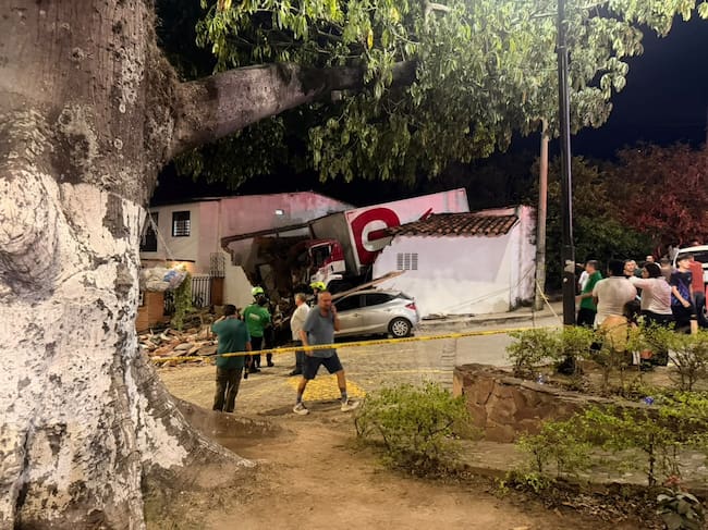Tractocamión perdió el control y provocó grave accidente de tránsito en Girón, Santander