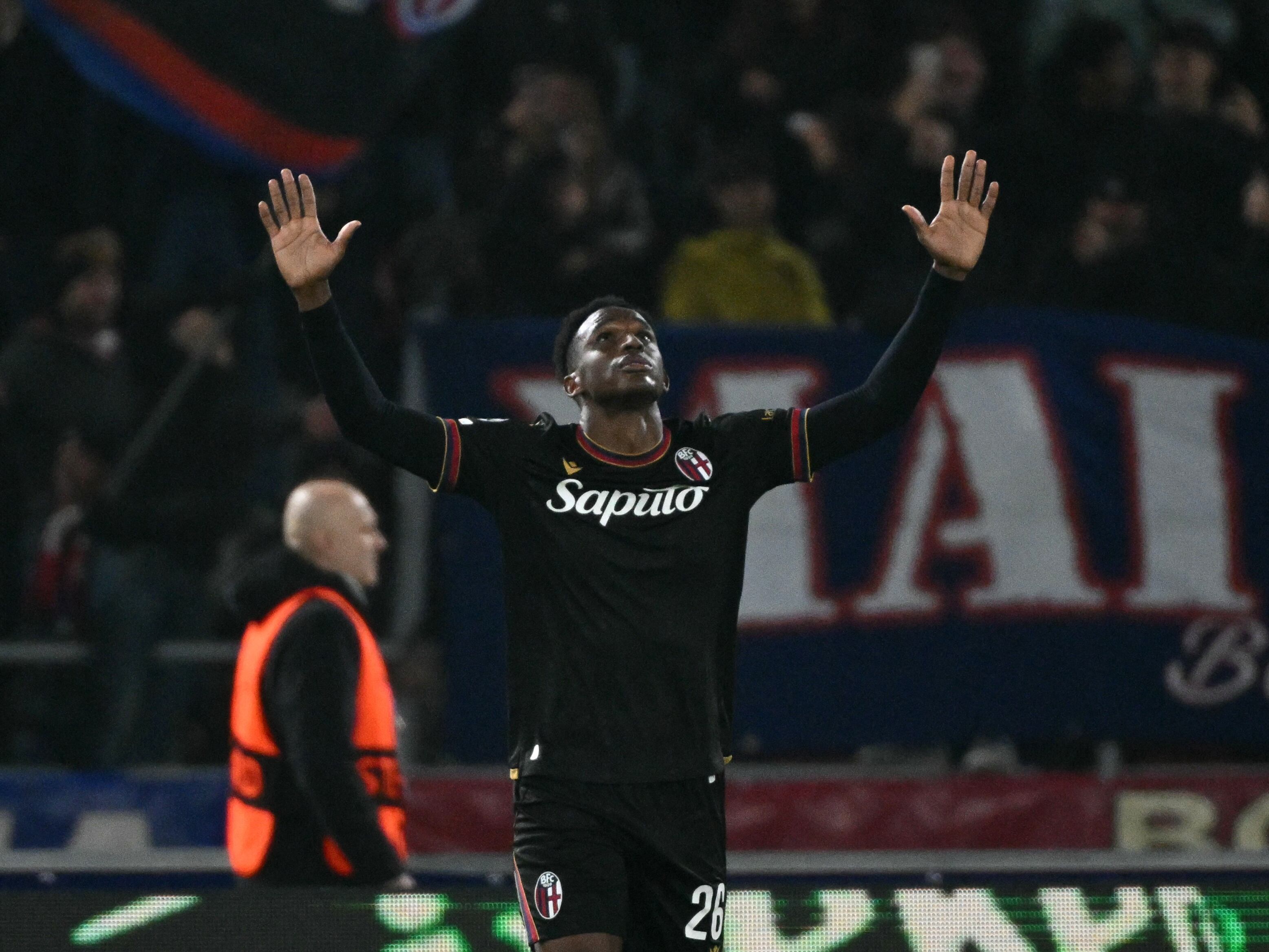 Jhon Janer Lucumí celebra su gol en Champions. (Photo by ALBERTO PIZZOLI/AFP via Getty Images)