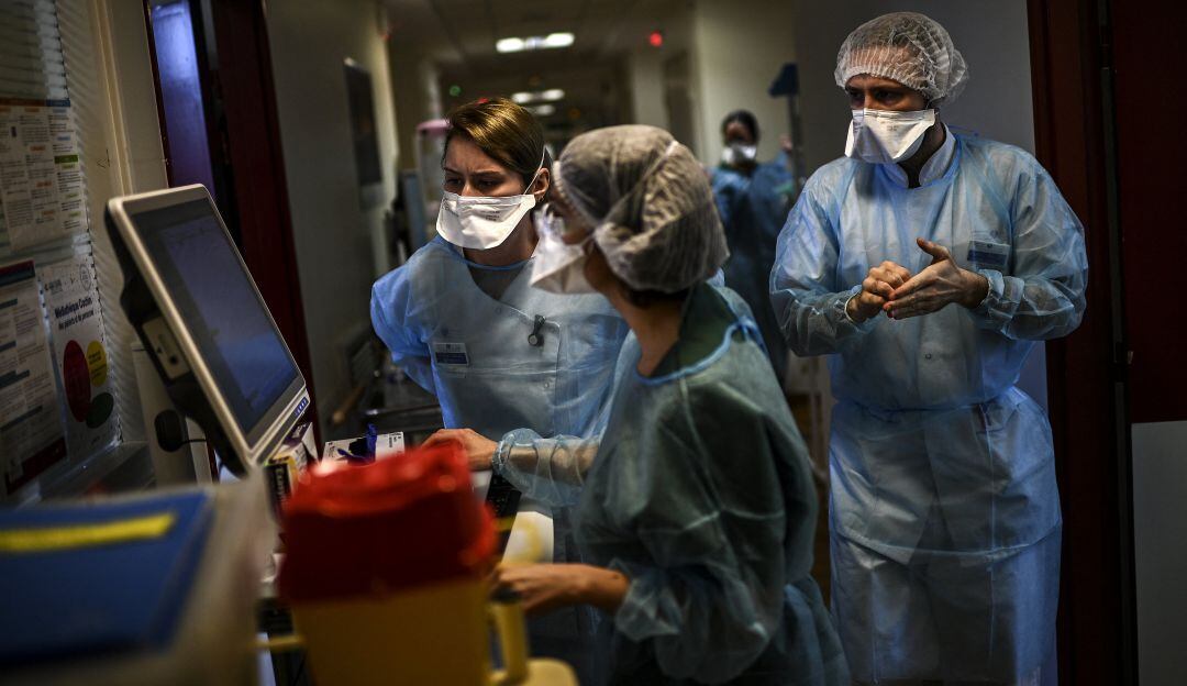 La decisión ocurre en medio del repunte de contagios que tiene a los hospitales cerca del colapso.