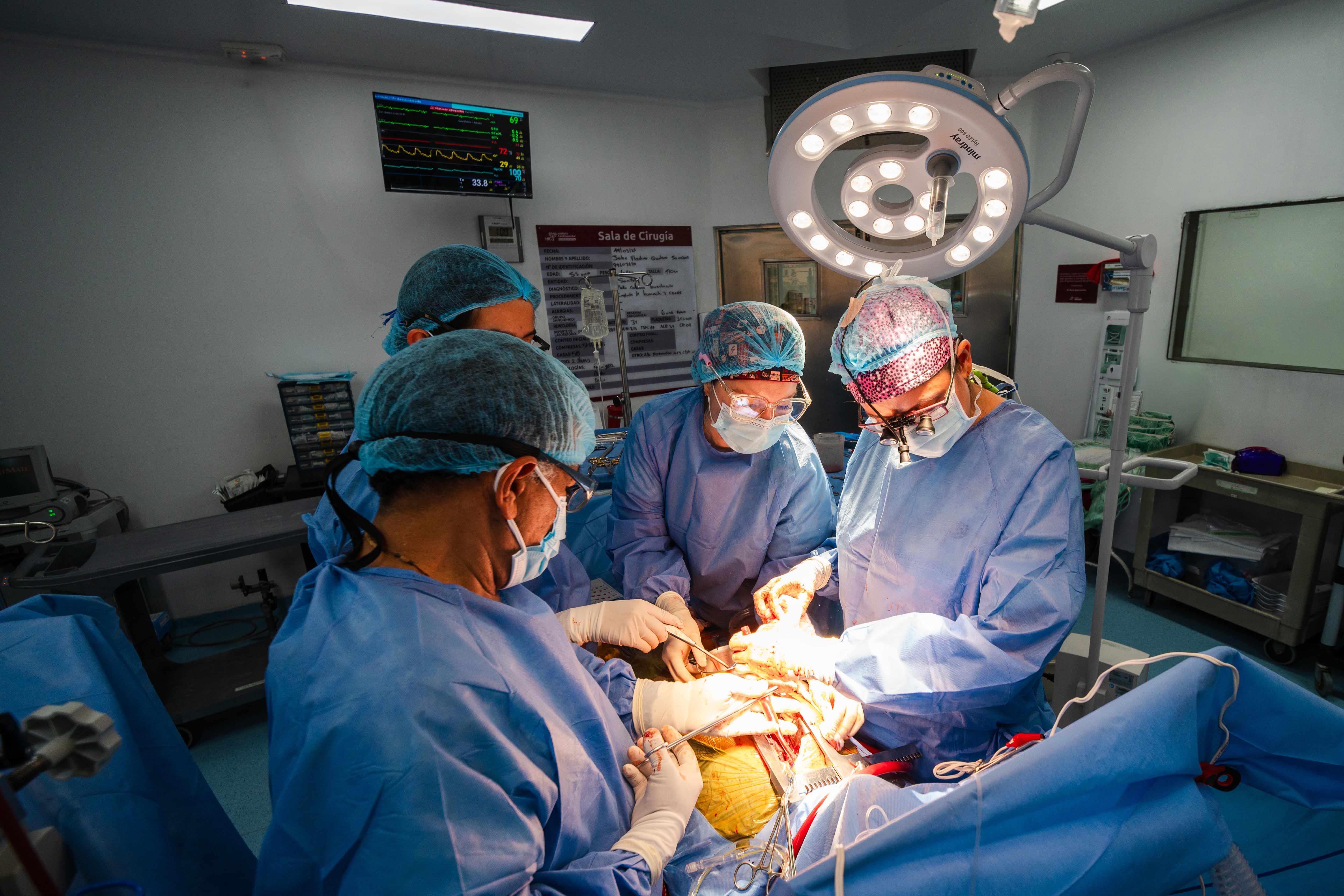 Equipo médico durante el implante de un corazón artificial en Colombia, un procedimiento que evidencia el avance de la innovación cardíaca en el país.