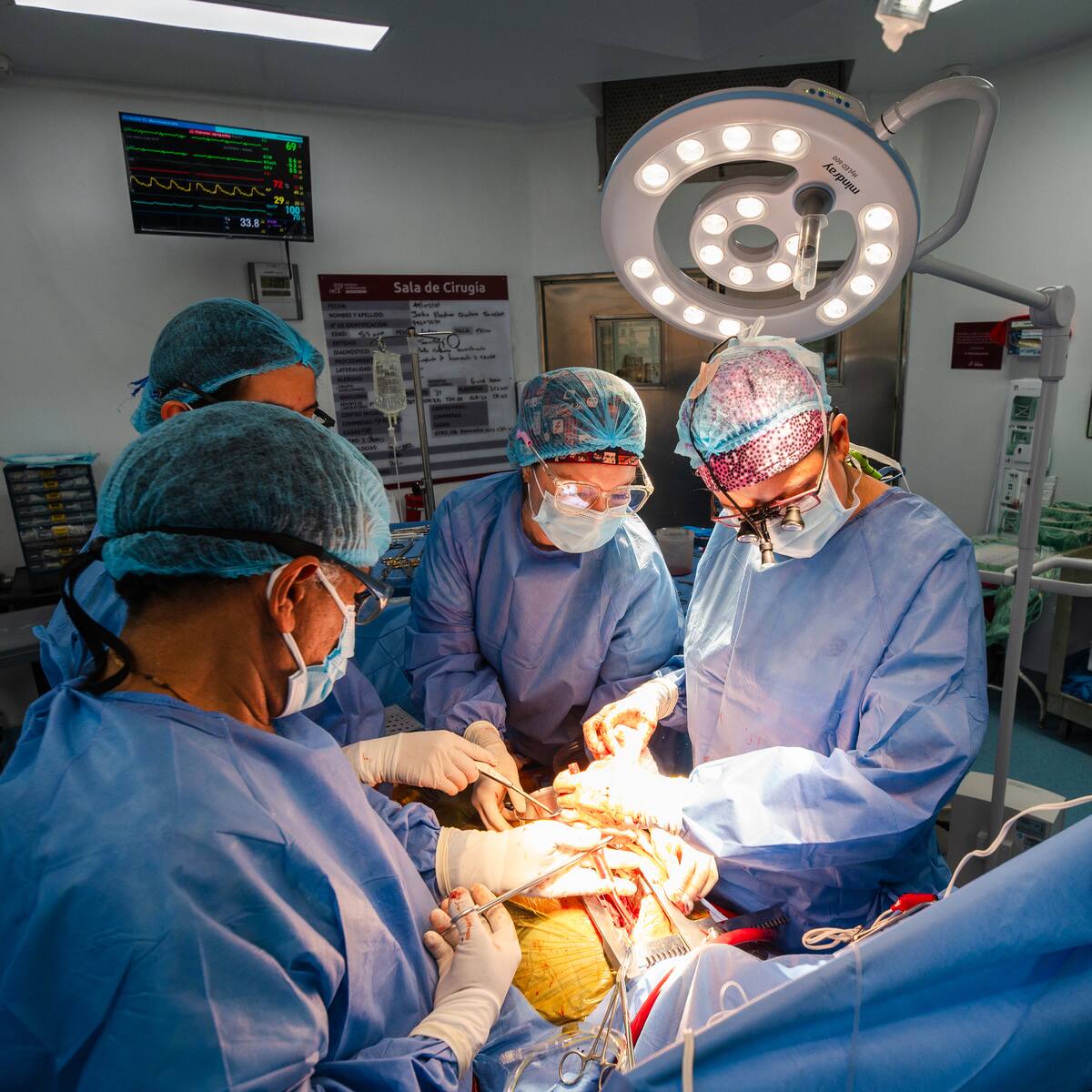 Sociedades médicas denuncian precarización laboral en UCI y alertan riesgo para pacientes