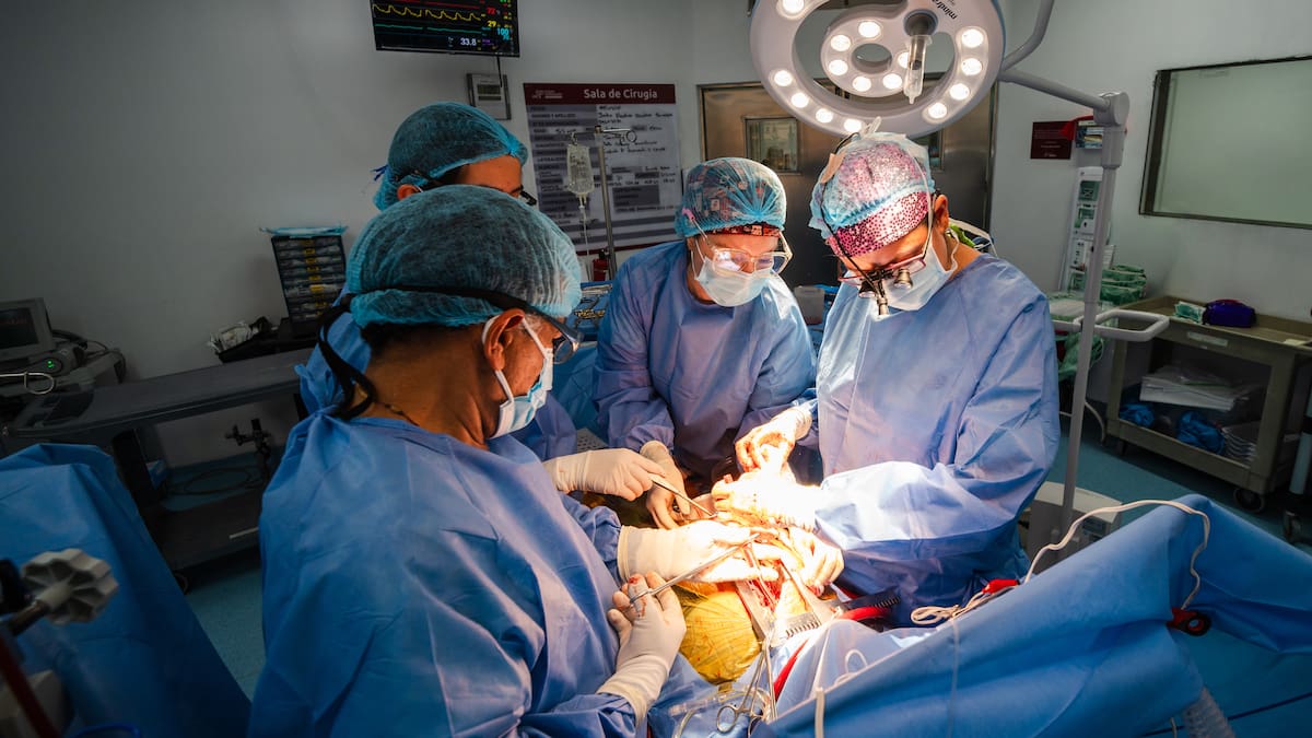 Sociedades médicas denuncian precarización laboral en UCI y alertan riesgo para pacientes