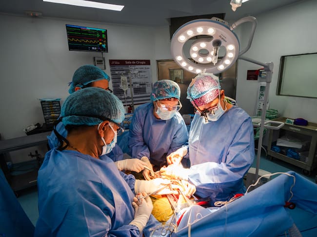 Equipo médico durante el implante de un corazón artificial en Colombia, un procedimiento que evidencia el avance de la innovación cardíaca en el país.