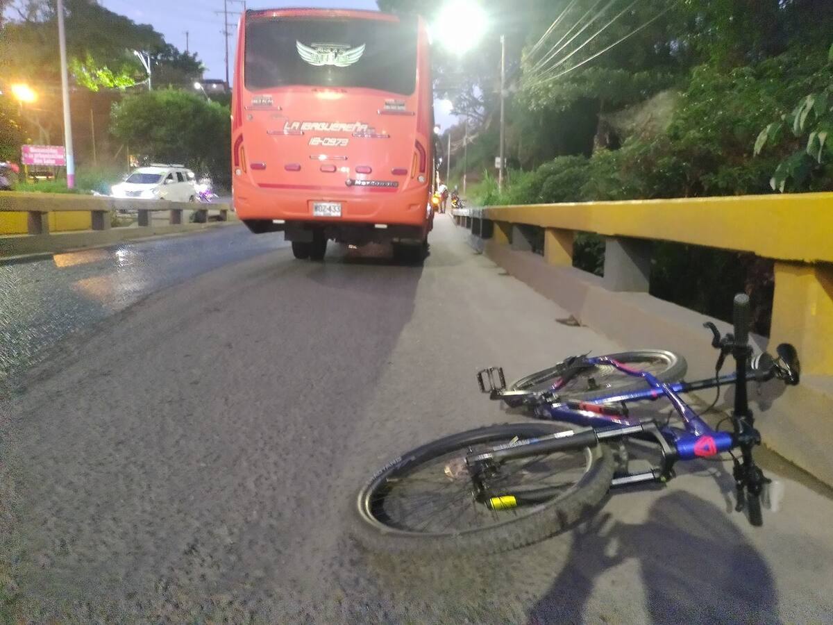 Ciclista está con pronóstico reservado tras ser atropellado por una buseta en Ibagué