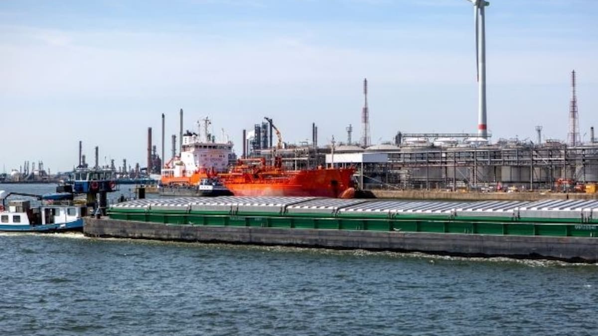 Vertido de petróleo paraliza en gran parte el puerto de Amberes