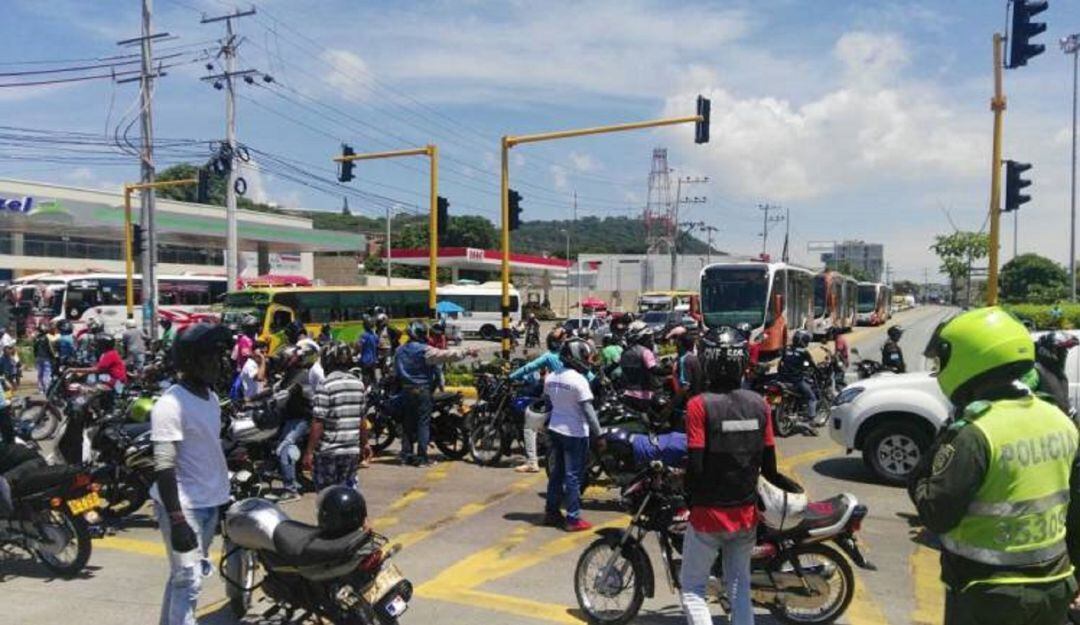 Bloqueo de mototaxistas en la avenida Pedro de Heredia