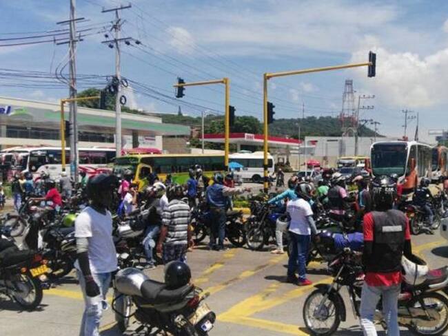 Bloqueo de mototaxistas en la avenida Pedro de Heredia