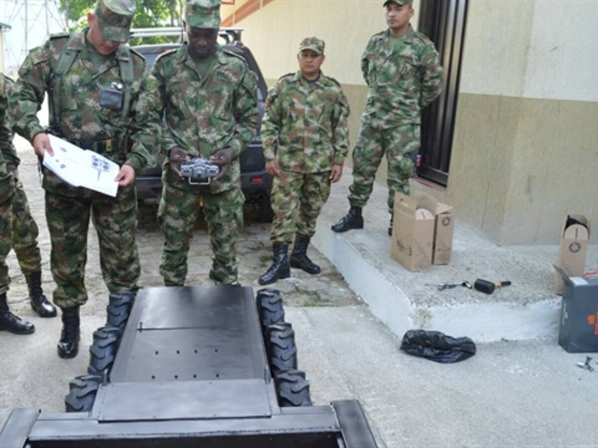 Entregan robots y dotación al Ejército para desactivar minas en Antioquia