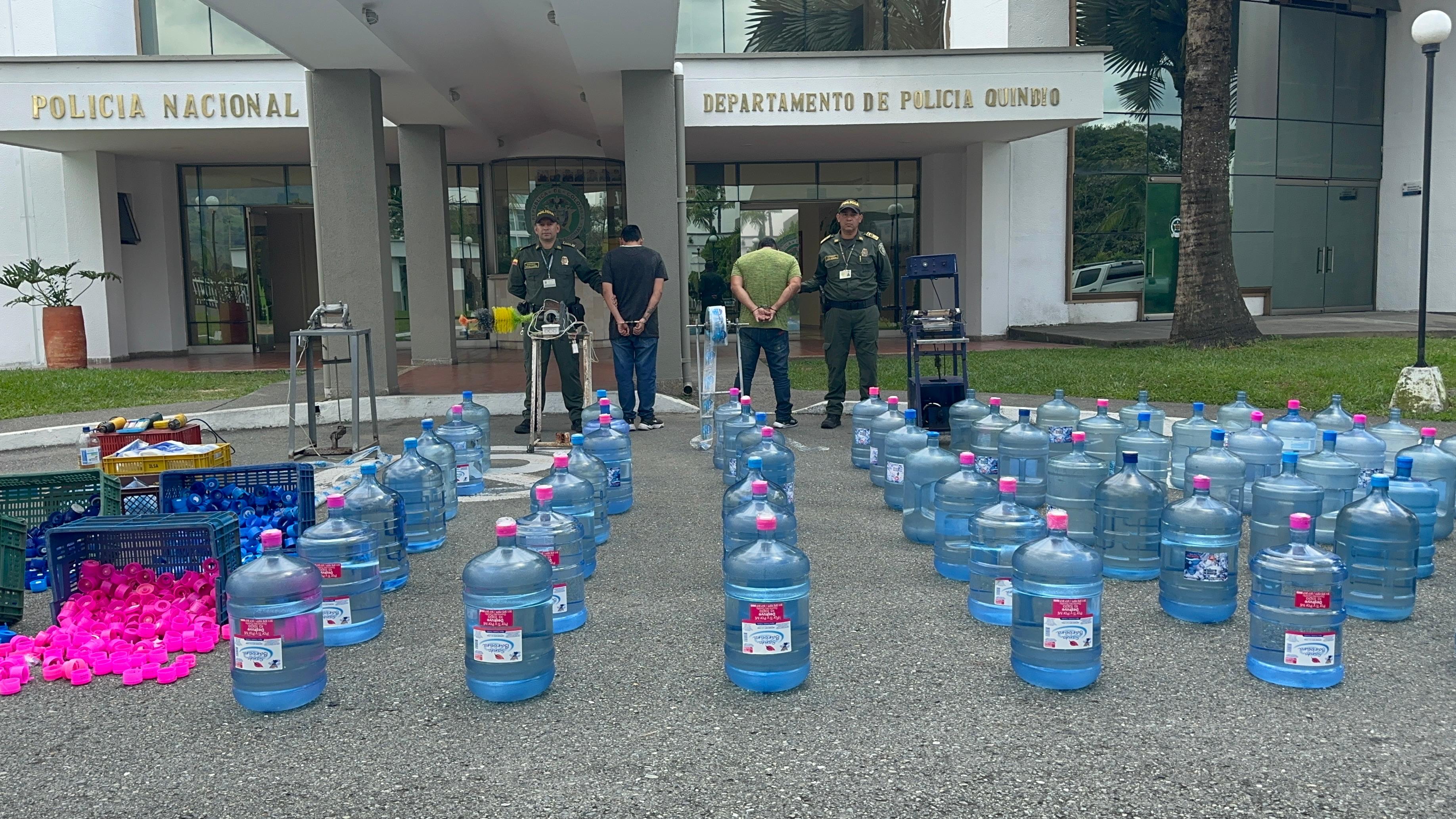 Incautación de 48 botellones con agua ilícitamente embotellada. Foto: Cortesía Policía, Quindío