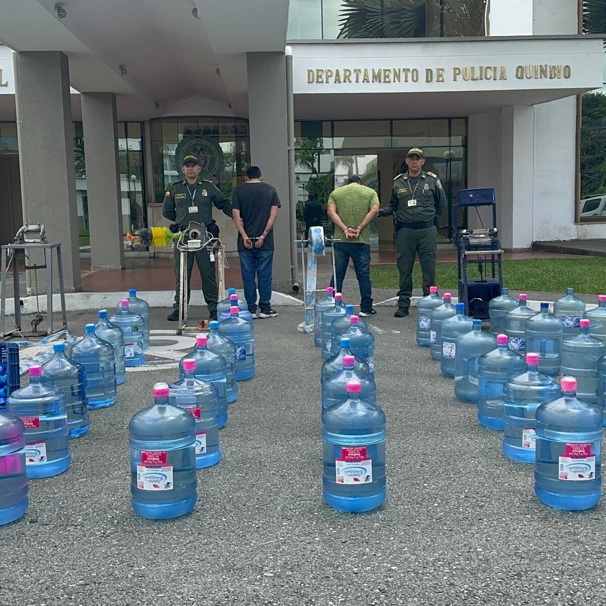 ¡Insólito! En Armenia embotellaban agua ilícitamente dentro de una vivienda