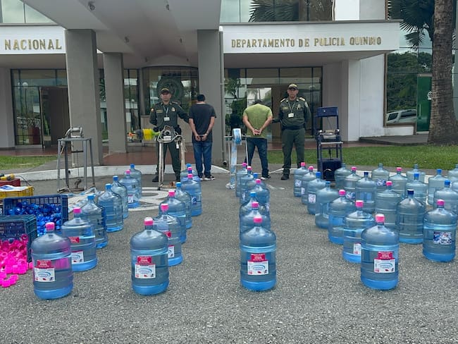 Incautación de 48 botellones con agua ilícitamente embotellada. Foto: Cortesía Policía, Quindío