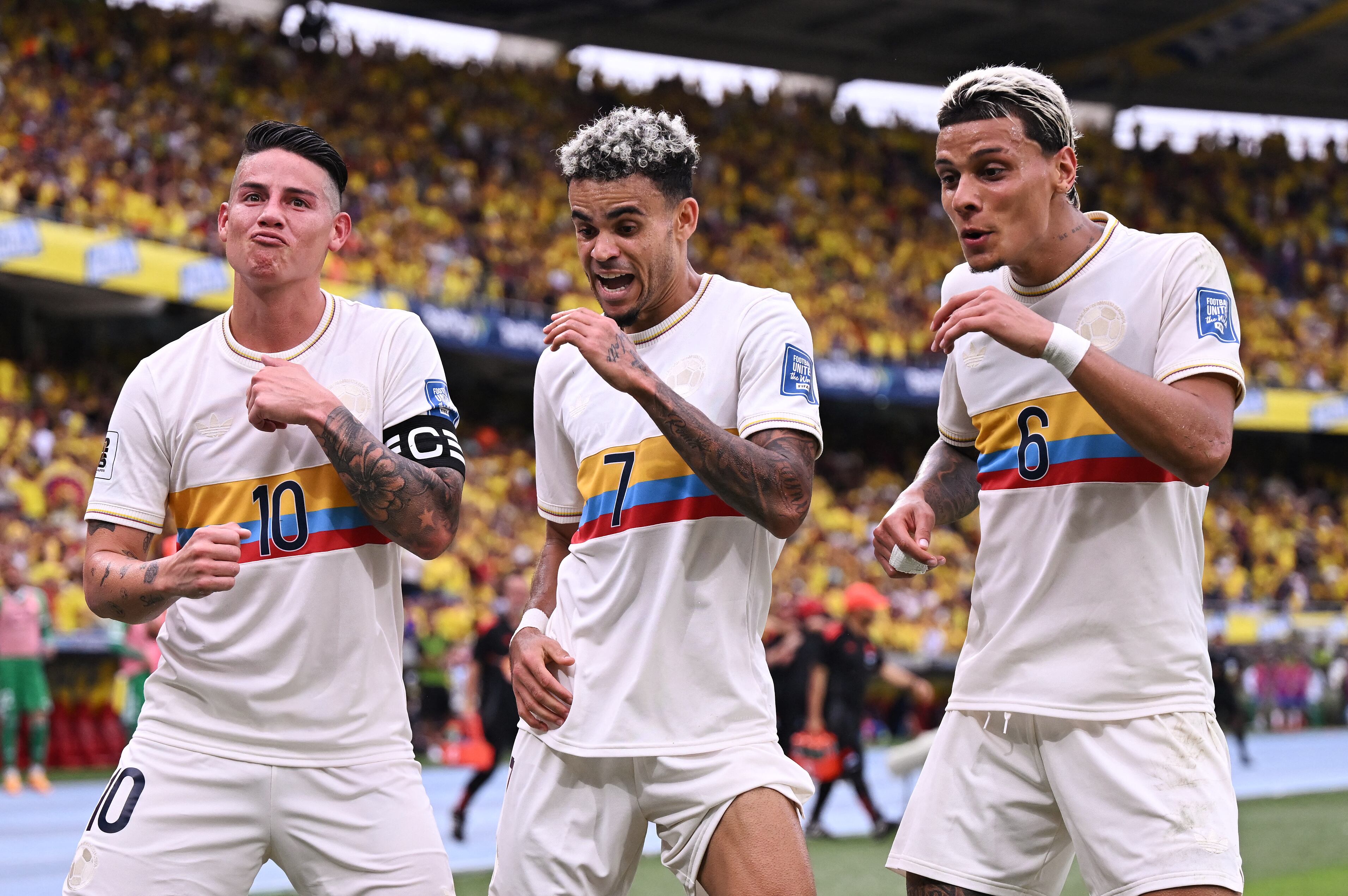 Luis Díaz celebra su gol junto a James Rodríguez (izq.) y Richard Ríos (der.). (Photo by RAUL ARBOLEDA / AFP) (Photo by RAUL ARBOLEDA/AFP via Getty Images)