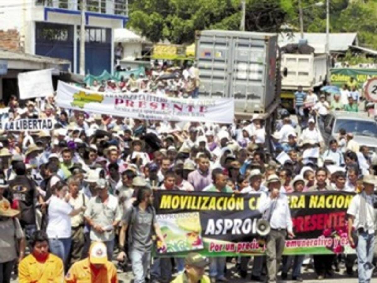 Policía habilita vía Ubaté - Chiquinquirá, bloqueada por lecheros y mineros
