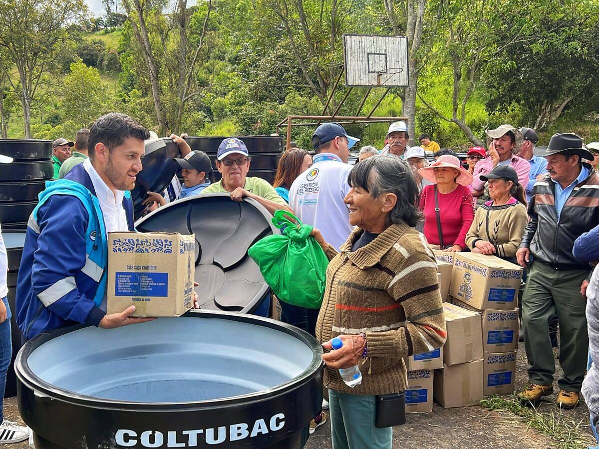 Gobernación de Cundinamarca entrega ayudas a familias afectadas por deslizamiento en Chipaque