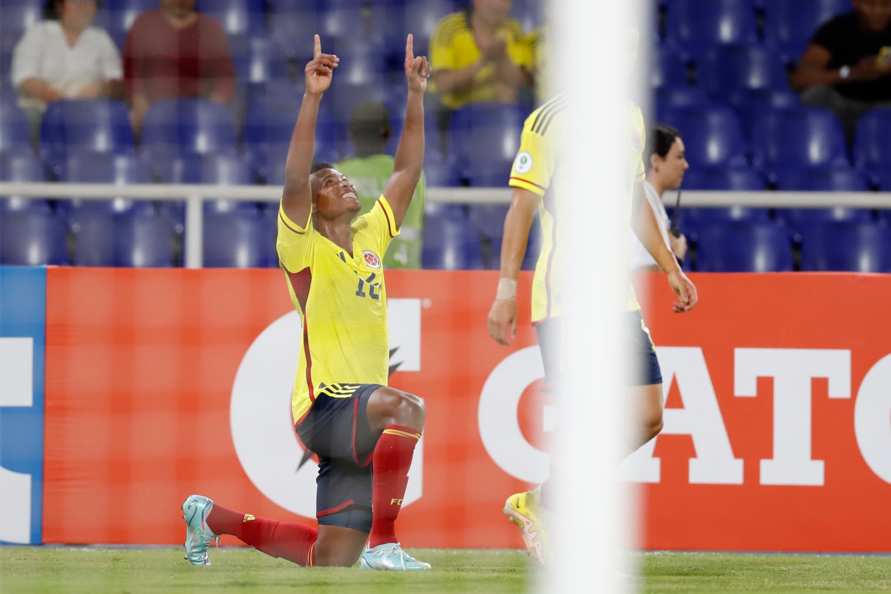 Oscar Cortés celebra su segundo gol en el partido de la fase de grupos del Campeonato Sudamericano Sub-20 entre las selecciones de Perú y Colombia en el estadio Pascual Guerrero en Cali. Foto: EFE/ Ernesto Guzmán Jr.