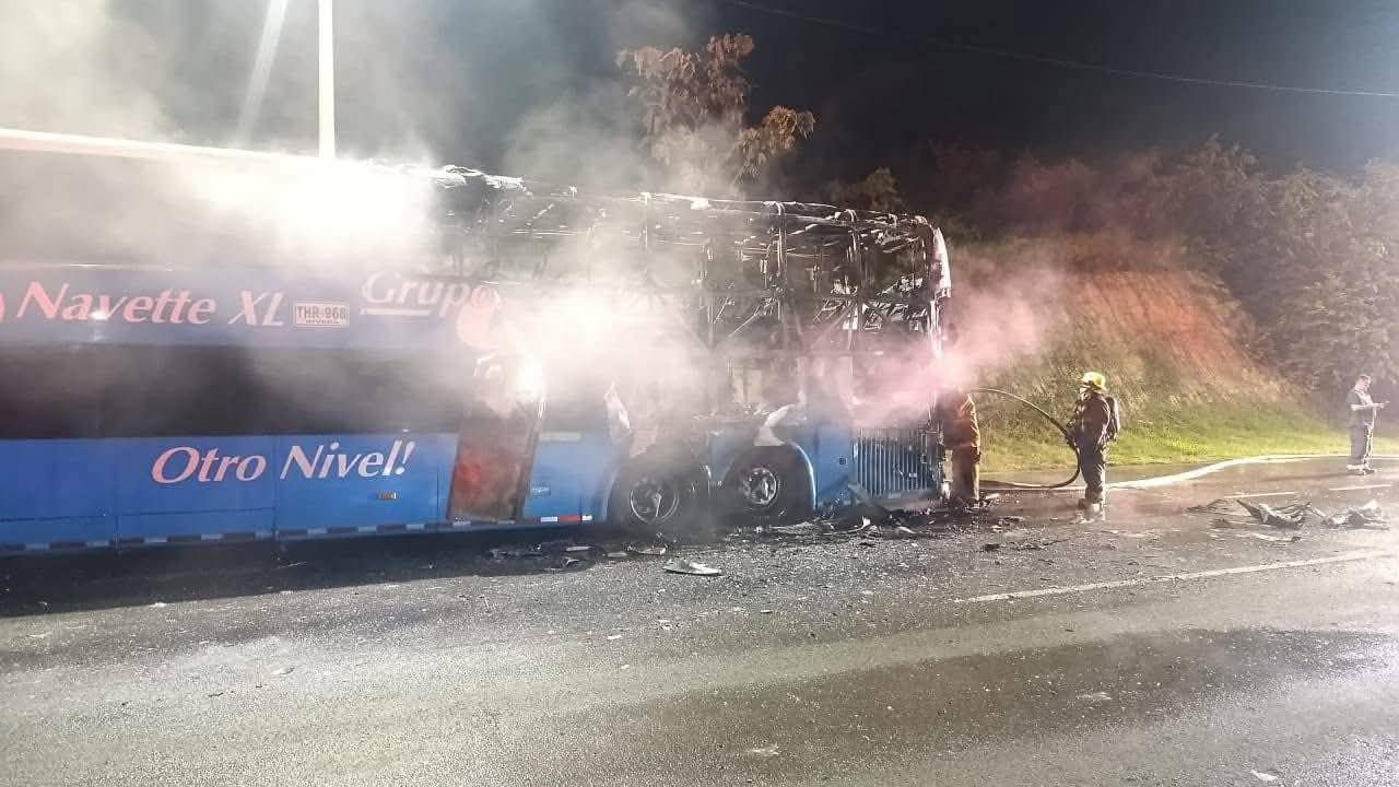 Bus de dos pisos de la empresa Coomotor quedó completamente incinerado tras el incendio registrado cerca al peaje norte de Neiva. Foto redes.