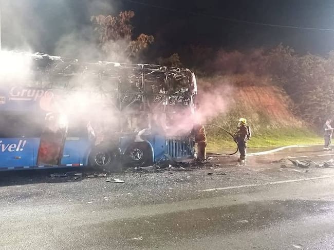 Bus de dos pisos de la empresa Coomotor quedó completamente incinerado tras el incendio registrado cerca al peaje norte de Neiva. Foto redes.