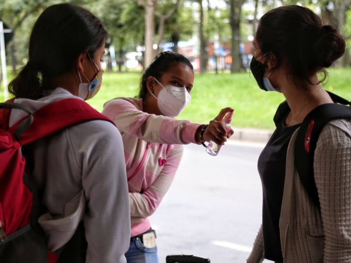 Viajeros bloqueados en la Terminal de Transportes de Neiva