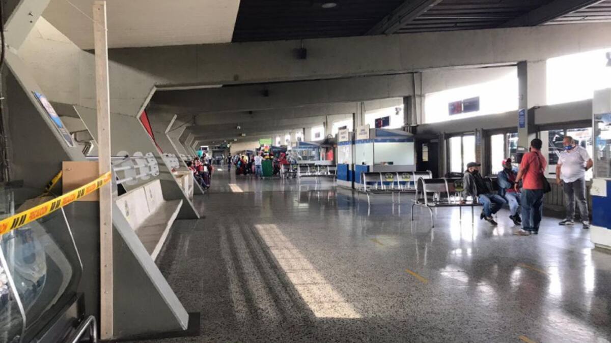 Piden corredor humanitario para evacuar pasajeros de la Terminal de Cali