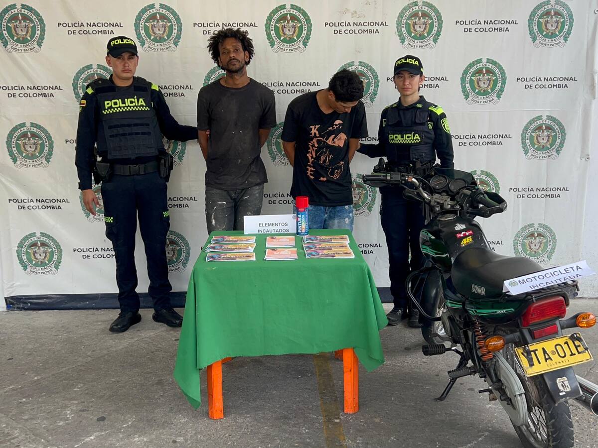 VIDEO | Capturan en Santander a dos personas por terrorismo. Pintaban grafitis alusivos al ELN