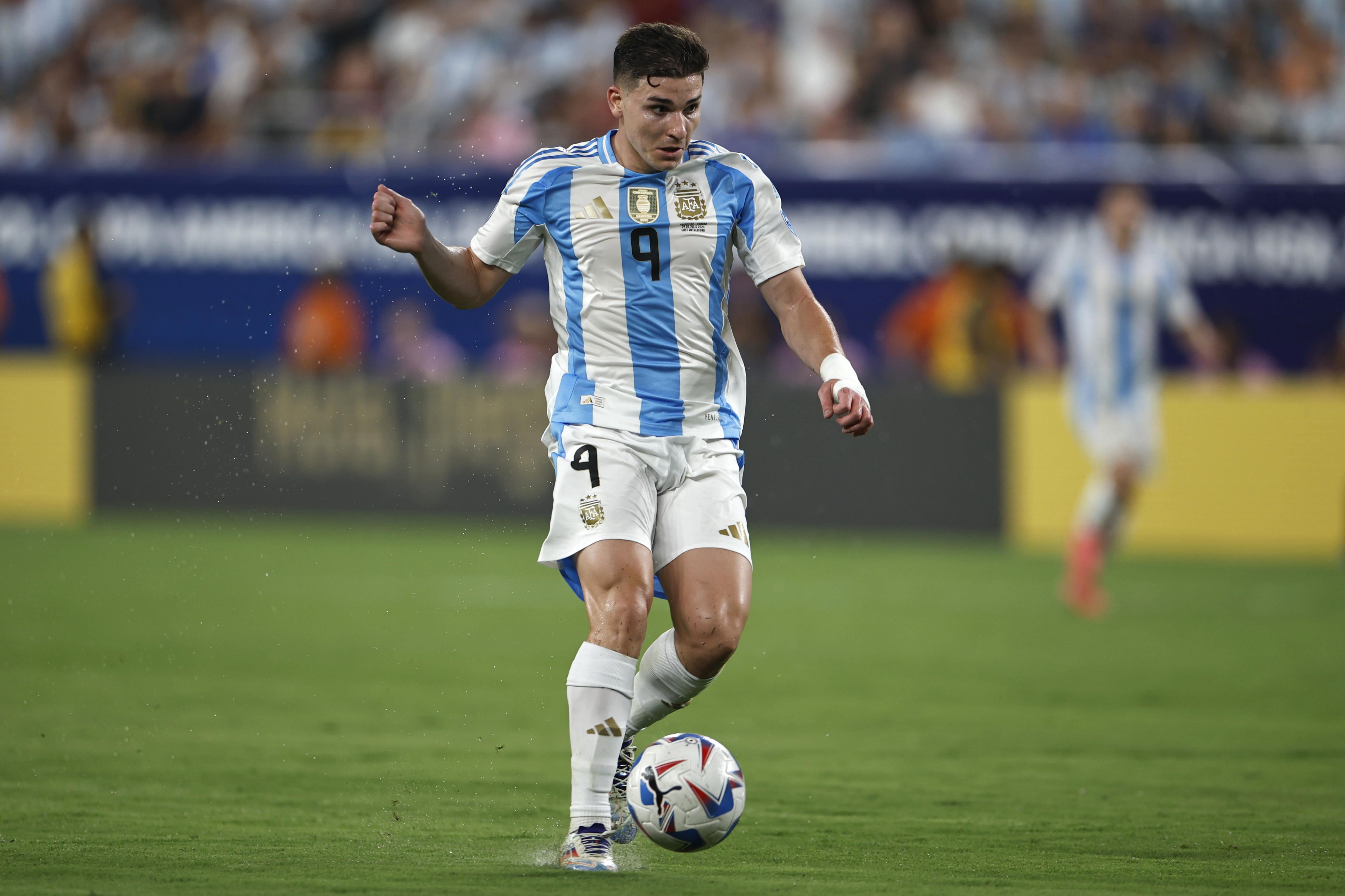 East Rutherford (United States), 10/07/2024.- Julian Alvarez of Argentina in action against Canada during the CONMEBOL Copa America 2024 Semi-finals match between Argentina and Canada, in East Rutherford, New Jersey, USA, 09 July 2024. EFE/EPA/CJ GUNTHER