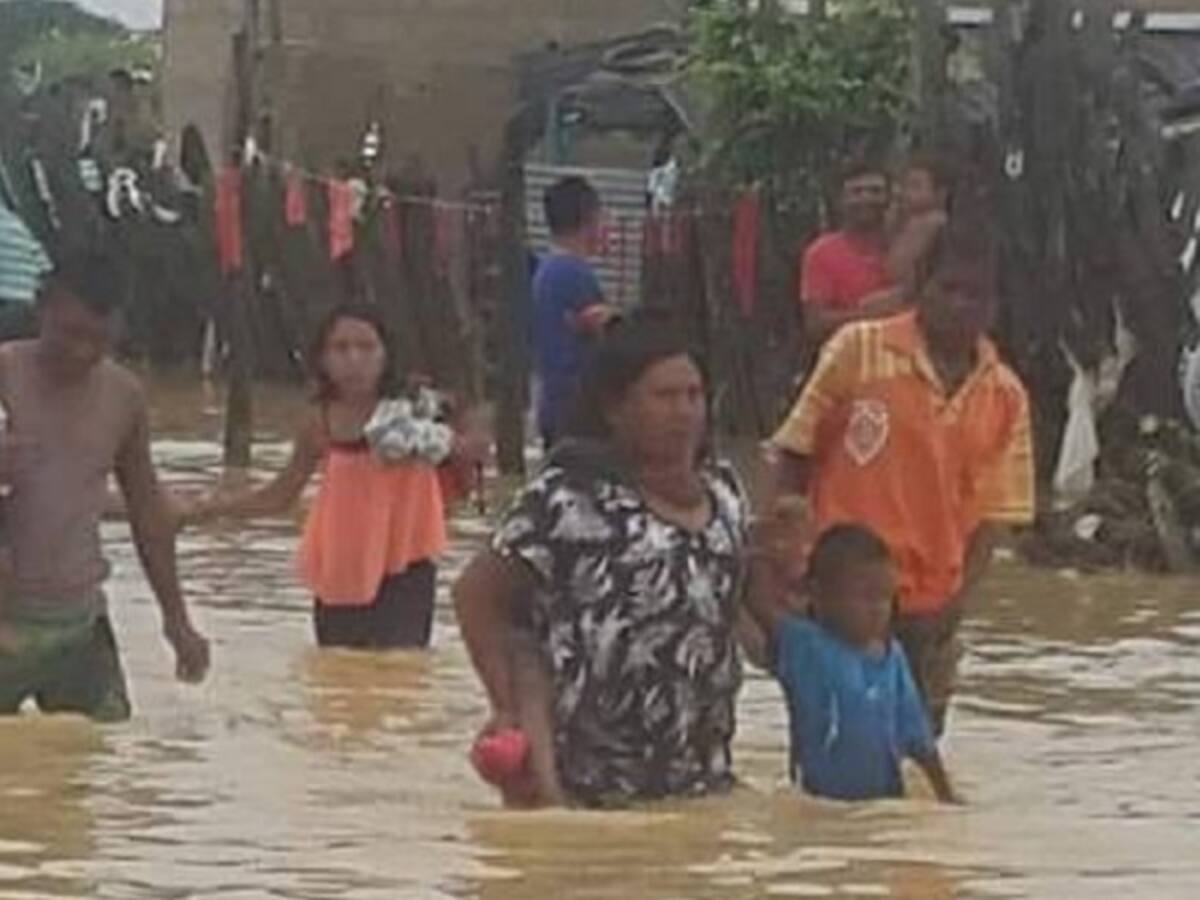 Duque llega a una Uribia inundada y abandonada
