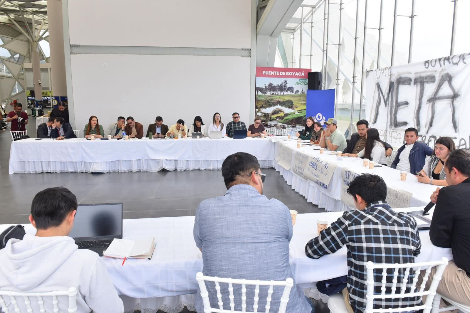 La mesa de diálogo entre el Gobierno de Boyacá y los voceros de los estudiantes se adelantó en la Terminal de Transporte Juana Velasco de Gallo de Tunja / Foto: Gobernación de Boyacá.