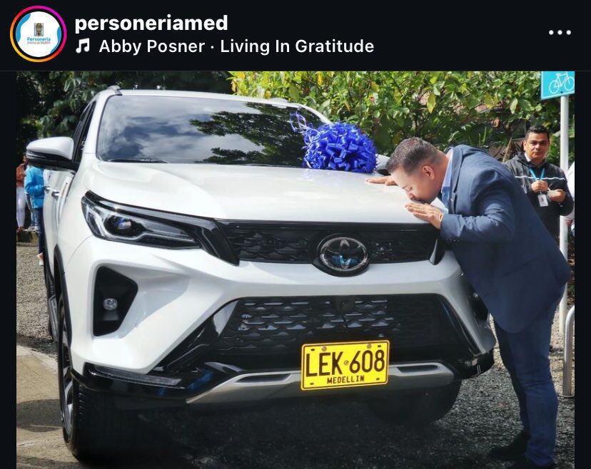 Foto camioneta comprada por la Personería y el respectivo beso- foto captura e pantalla de la publicación oficial.
