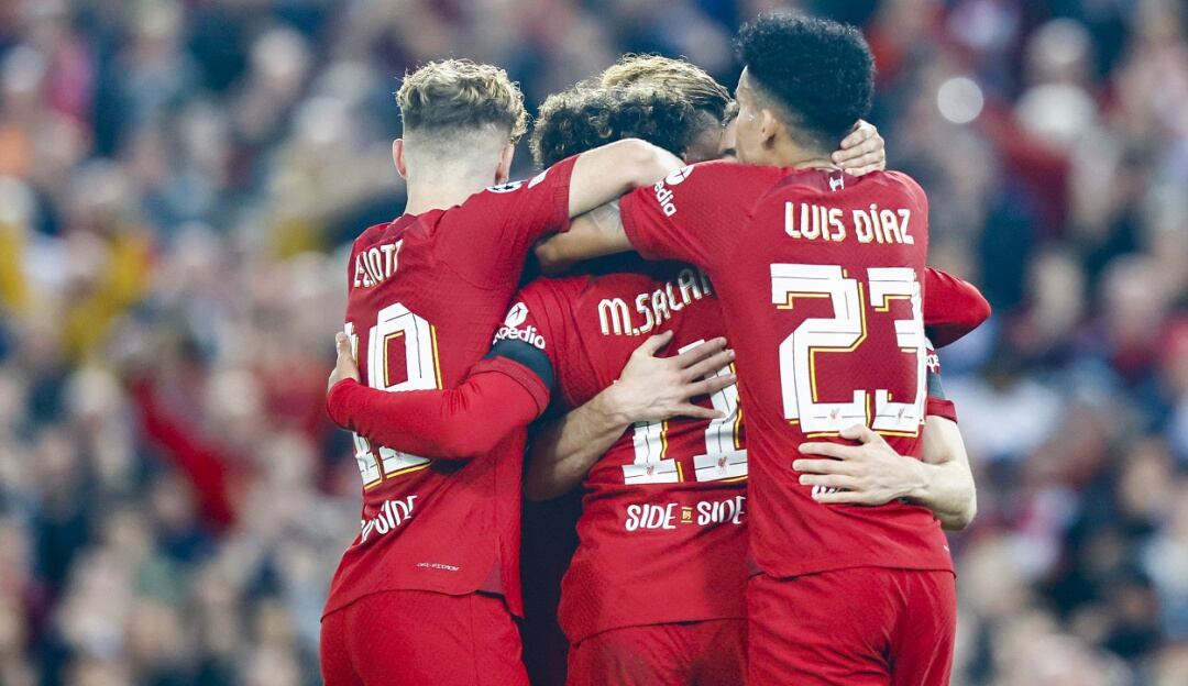 Luis Díaz festeja junto a sus compañeros el primer gol del Liverpool.
