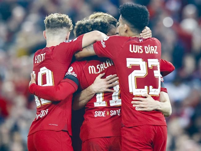 Luis Díaz festeja junto a sus compañeros el primer gol del Liverpool.